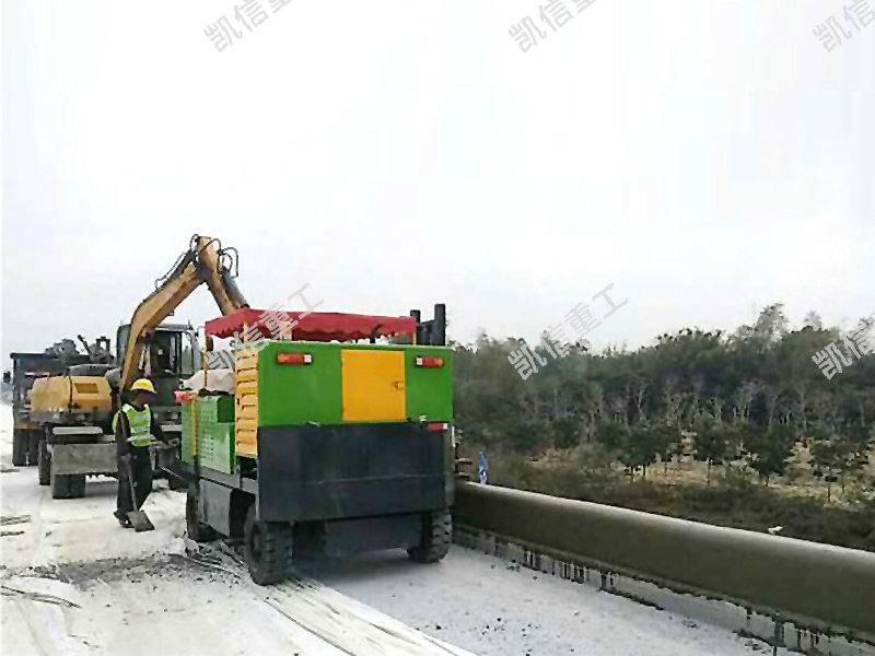 混凝土路邊石自動(dòng)滑模成型機(jī)